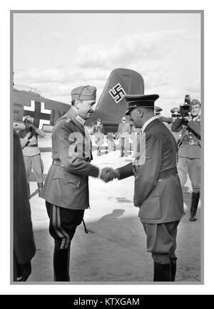 MANNERHEIM & HITLER Field Marshal Carl Gustav Mannerheim saluta Adolf Hitler il 4th 1942 giugno con Hitlers Luftwaffe Focke-Wulf 200 Swastika pinna di coda in background. Fu il 75th° compleanno del maresciallo finlandese Carl Gustav Mannerheim. Adolf Hitler ha colto l'occasione per volare in Finlandia per congratularsi personalmente con Mannerheim e per discutere di molti importanti temi l'incontro si è svolto nella Finlandia orientale, nella zona del campo aereo di Immola, vicino alla città di Imatra. Dopo quell'incontro Mannerheim giocò una lunga partita in attesa e decise saggiamente di essere un alleato della Germania nazista. Foto Stock