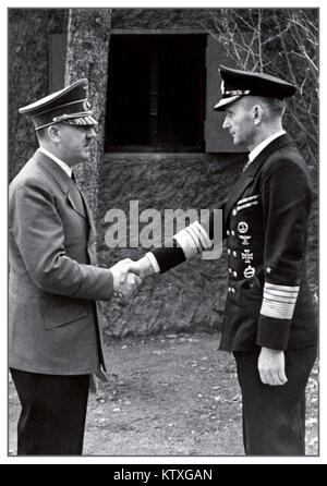 HITLER DOENITZ WW2 1940's Adolph Hitler stringono le mani con l'Ammiraglio Karl Donitz, Hitler come successore Reichspräsident e il comandante supremo delle forze armate tedesche. Arrestato e successivamente imprigionato per crimini di guerra dalle forze alleate dopo la sua rinuncia, Dönitz era stato rilasciato il 01-10-1956, e vissuto il resto della sua vita in relativa segretezza in Aumühle, occasionalmente corrispondente con i collezionisti di tedesco storia navale e ancora alla fine un fanatico nazista, è morto di un attacco di cuore alla vigilia di Natale 24-12-1980 come ultimo funzionario tedesco con il rango di Grand Ammiraglio Foto Stock