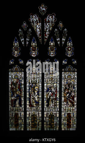 Finestra di vetro colorato da Powell & Sons raffiguranti scene dai primi anni di vita di Gesù Cristo, la chiesa di Santa Maria, Stratford St Mary, Suffolk, Inghilterra Foto Stock