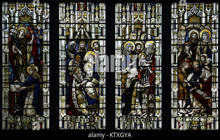 Finestra di vetro colorato da Powell & Sons raffiguranti scene dai primi anni di vita di Gesù Cristo, la chiesa di Santa Maria, Stratford St Mary, Suffolk, Inghilterra Foto Stock