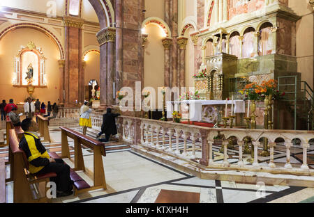 Ecuador Cuenca - persone il culto all interno della Cattedrale di Cuenca ( Cattedrale dell Immacolata Concezione ), Cuenca Ecuador America del Sud Foto Stock