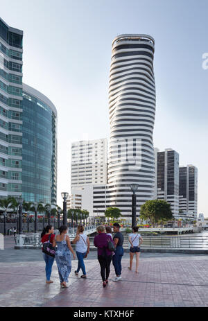 Guayaquil, Ecuador, gente in modern waterfront di sviluppo o di Malecon, città di Guayaquil, Ecuador, Sud America Foto Stock