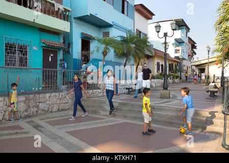 Ecuador bambini che giocano in strada, Santa Ana, Guayaquil, Ecuador America del Sud Foto Stock