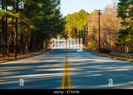 Robert e Lee Boulevard con lunghe ombre di alberi in Stone Mountain Park nella soleggiata giornata autunnale, GEORGIA, STATI UNITI D'AMERICA Foto Stock