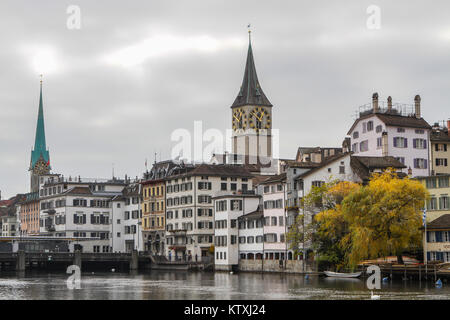 Città vecchia di Zurigo o Zurigo, Svizzera, con Limmat, la Chiesa di Fraumuenster (L) e la chiesa di San Pietro (R) Foto Stock