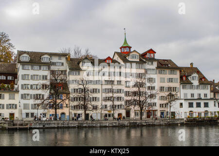 Edifici storici a Limmat, la città vecchia di Zurigo o Zurigo, Svizzera Foto Stock