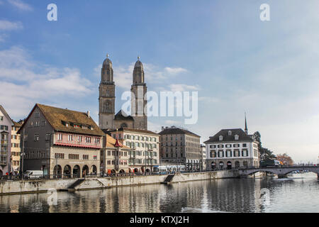 Città vecchia di Zurigo o Zurigo, Svizzera, vista Limmatquai con chiesa protestante Grossmünster e Limmat Foto Stock
