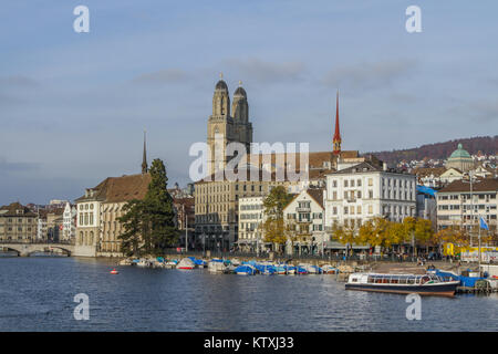 Città vecchia di Zurigo o Zurigo, Svizzera, vista Limmatquai con chiesa protestante Grossmünster e Limmat Foto Stock