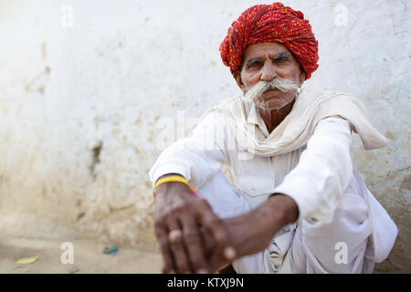 Ritratto di senior uomo indiano in abito bianco con grandi baffi, indossando turbante rosso, villaggio nei pressi di Pushkar, India. Foto Stock