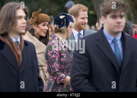 Foto datata 25 dicembre 2017 mostra il Duca e la Duchessa di Cambridge, Meghan Markle e il principe Harry al giorno di Natale mattina servizio in chiesa a Santa Maria Maddalena Chiesa di Sandringham, Norfolk. Foto Stock