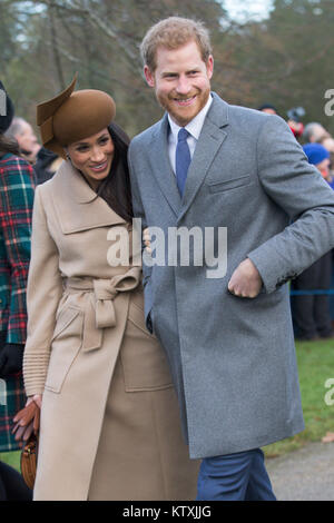 Foto datata 25 dicembre 2017 mostra il Duca e la Duchessa di Cambridge, Meghan Markle e il principe Harry al giorno di Natale mattina servizio in chiesa a Santa Maria Maddalena Chiesa di Sandringham, Norfolk. Foto Stock