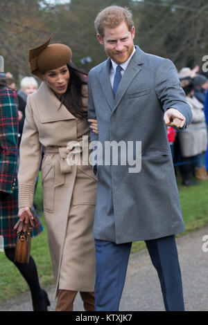 Foto datata 25 dicembre 2017 mostra il Duca e la Duchessa di Cambridge, Meghan Markle e il principe Harry al giorno di Natale mattina servizio in chiesa a Santa Maria Maddalena Chiesa di Sandringham, Norfolk. Foto Stock