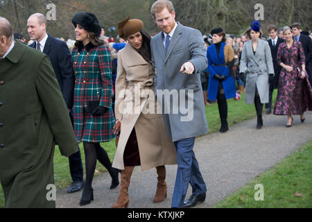 Foto datata 25 dicembre 2017 mostra il Duca e la Duchessa di Cambridge, Meghan Markle e il principe Harry al giorno di Natale mattina servizio in chiesa a Santa Maria Maddalena Chiesa di Sandringham, Norfolk. Foto Stock