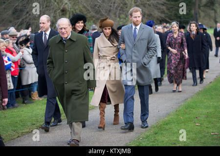 Foto datata 25 dicembre 2017 mostra il Duca e la Duchessa di Cambridge, Meghan Markle e il principe Harry al giorno di Natale mattina servizio in chiesa a Santa Maria Maddalena Chiesa di Sandringham, Norfolk. Foto Stock