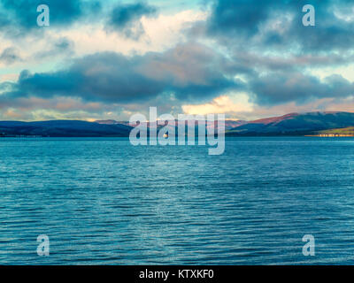 Da Largs North Promenade guardando oltre a Bute e la Rothesay ferry in lontananza in una fredda giornata di inscatolamento nel dicembre 2017. Foto Stock