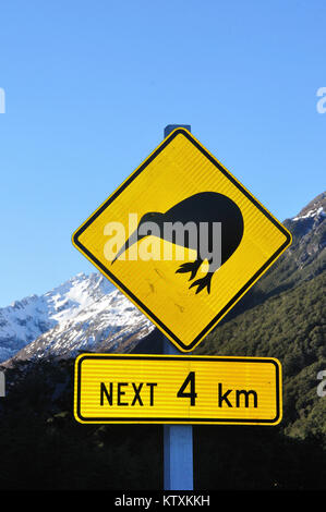 Cartello stradale di avvertimento di kiwi vicino Arthurs Pass, Isola del Sud, Nuova Zelanda Foto Stock