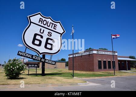 Elk City, Oklahoma - Luglio 20, 2017: il percorso più grande di noi 66 firmare con la strada nazionale 66 Museum di Elk City, Oklahoma. Questo complesso museale comprende t Foto Stock