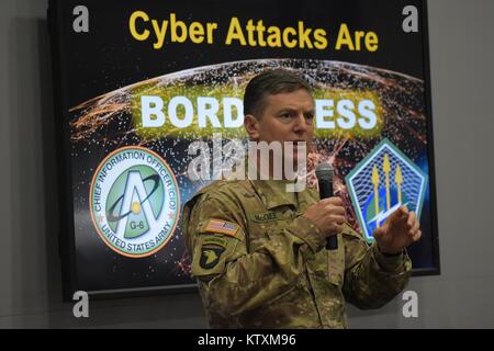 Stati Uniti Esercito Cyber Command vice comandante generale delle operazioni JP McGee parla durante un angolo guerrieri presentazione all'associazione di Stati Uniti Esercito riunione annuale presso la Walter E. Washington Convention Center Ottobre 11, 2017 a Washington, DC. Foto Stock