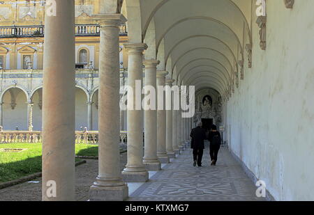 Napoli, Italia - 19 maggio 2012. Monastero di Santa Chiara chiostro Foto Stock