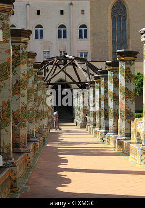 Napoli Italia - 19 Maggio 2012: Decorazioni su ceramica del monastero di Santa Chiara chiostro Foto Stock