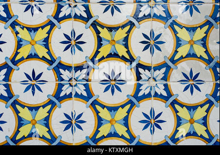 Azulejo portoghese di piastrelle ceramiche con una circolare, motivo floreale, decorare le pareti esterne di un edificio a Lisbona, Portogallo. Foto Stock