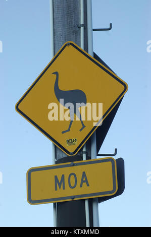 Ironico segno avverte circa moas sulla strada vicino a Bealey, Canterbury, South Island, in Nuova Zelanda. Il moa è creduto per essere estinto Foto Stock