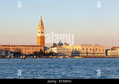 Palazzo Ducale o Palazzo dei Dogi e il Campanile , San Marco , Venezia, Italia al tramonto visto dalla laguna Foto Stock