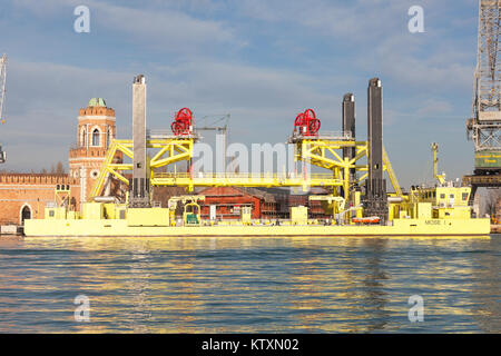 Il Mose 1 jack-up nave per il trasporto delle barriere progettate per chiudere la laguna per impedire allagamento durante l'Acqua Alta, Venezia, Italia. Foto Stock