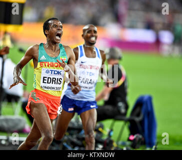 Edris Muktar (Etiopia) vince il 5000m uomini medaglia d oro, lasciando Mo Farah (Gran Bretagna) in secondo luogo - IAAF World Championships Londra 2017 Foto Stock