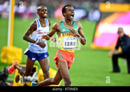 Edris Muktar (Etiopia) vince il 5000m uomini medaglia d oro, lasciando Mo Farah (Gran Bretagna) in secondo luogo - IAAF World Championships Londra 2017 Foto Stock