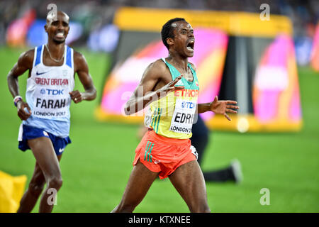 Edris Muktar (Etiopia) vince il 5000m uomini medaglia d oro, lasciando Mo Farah (Gran Bretagna) in secondo luogo - IAAF World Championships Londra 2017 Foto Stock