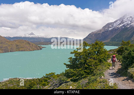 Backpacker sull'W- trek sentiero lungo il lago Nordernskjold nel Parco Nazionale Torres del Paine in Cile Patagonia Foto Stock