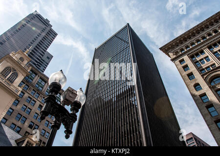 Skyline di Boston - torreggianti edifici visto da sotto sulla giornata di sole blu cielo Foto Stock