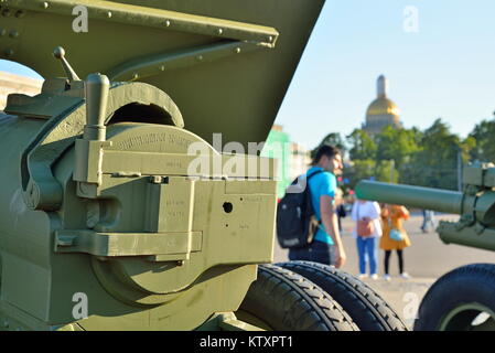 ST.PETERSBURG, Russia - Agosto 08, 2017: culatta del pezzo d'artiglieria della seconda guerra mondiale sullo sfondo di San Isaac Foto Stock