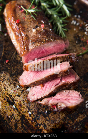 Erba alimentato Steak Torrefatto a mezzo raro Foto Stock