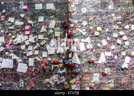 Amore note alla casa di Giulietta a Verona Italia. Foto Stock