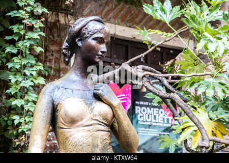 Statua di Giulietta dalla tragedia Romeo e Giulietta scritta da William Shakespeare nella Casa di Giulietta, Verona, Italia Foto Stock