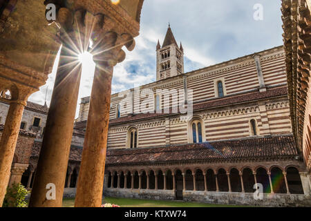 Il chiostro della Basilica di San Zeno Maggiore a Verona, Italia settentrionale, costruita in stile romanico Foto Stock