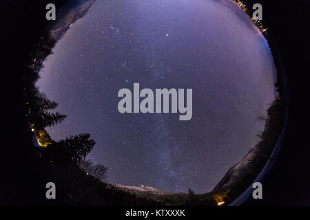 Una vista a 360 gradi del cielo notturno Foto Stock