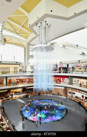 Singapore,Shoppes at Marina Bay Sands. Durante la festa di Natale stagione, un grande pavimento interattivo è stato impostato per intrattenere le famiglie e i bambini. Foto Stock