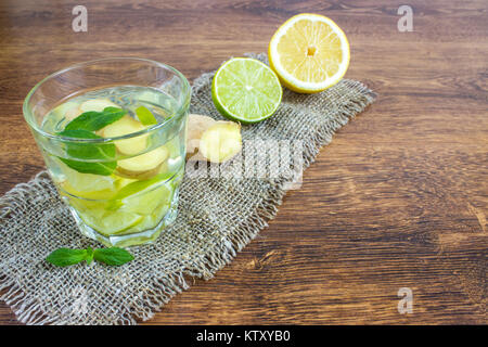 Organic Ginger ale Soda in un bicchiere con il limone e calce. Foto Stock