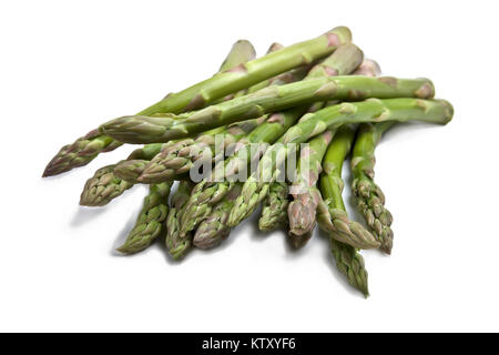 Gli asparagi spears su sfondo bianco Foto Stock