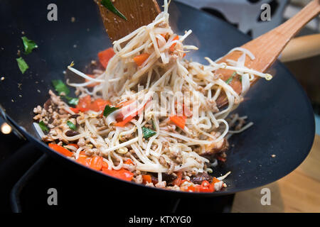 Friggere gli spaghetti & beansprouts nel wok Foto Stock