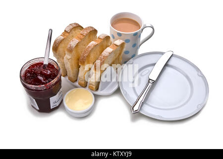 Toast bianchi colazione con ceramica rack toast, burro e marmellata di rosso, la tazza di tè, piatto e coltello su sfondo bianco Foto Stock