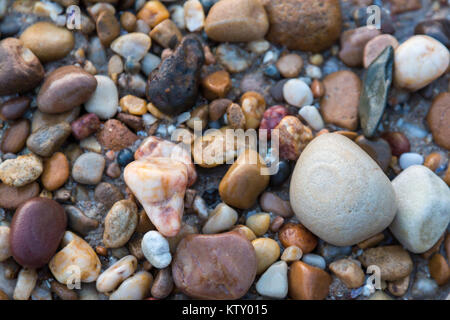 Diverse rocce sparse su Moana Beach in South Australia Foto Stock