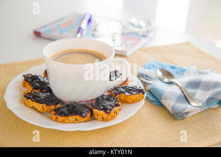La prima colazione con caffè e toast. Foto Stock