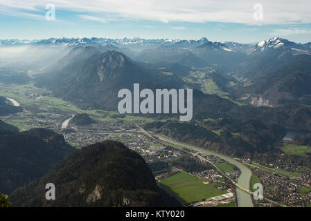 Vista dal Kaiser montagne Zahmer Kaiser sulla valle dell'Inn, Kufstein, montagne Rofan e Karwendel in autunno, Tirolo, Austria Foto Stock