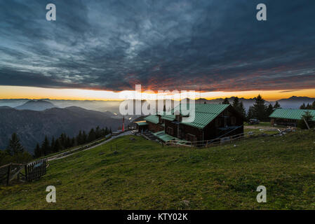 Tramonto e nuvole incandescente con panorama alpino presso la baita di montagna Vorderkaiserfeldenhütte nelle montagne di Kaiser al di sopra della valle dell'Inn, Tirolo, Austria Foto Stock