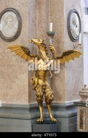 Candelabro in bronzo a forma di drago in Saint Mang Basilica di Fussen, Baviera, Germania. Foto Stock