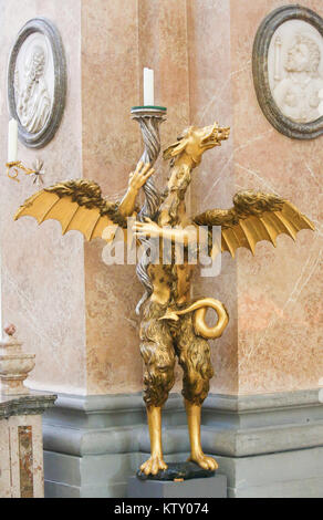 Candelabro in bronzo a forma di drago in Saint Mang Basilica di Fussen, Baviera, Germania. Foto Stock